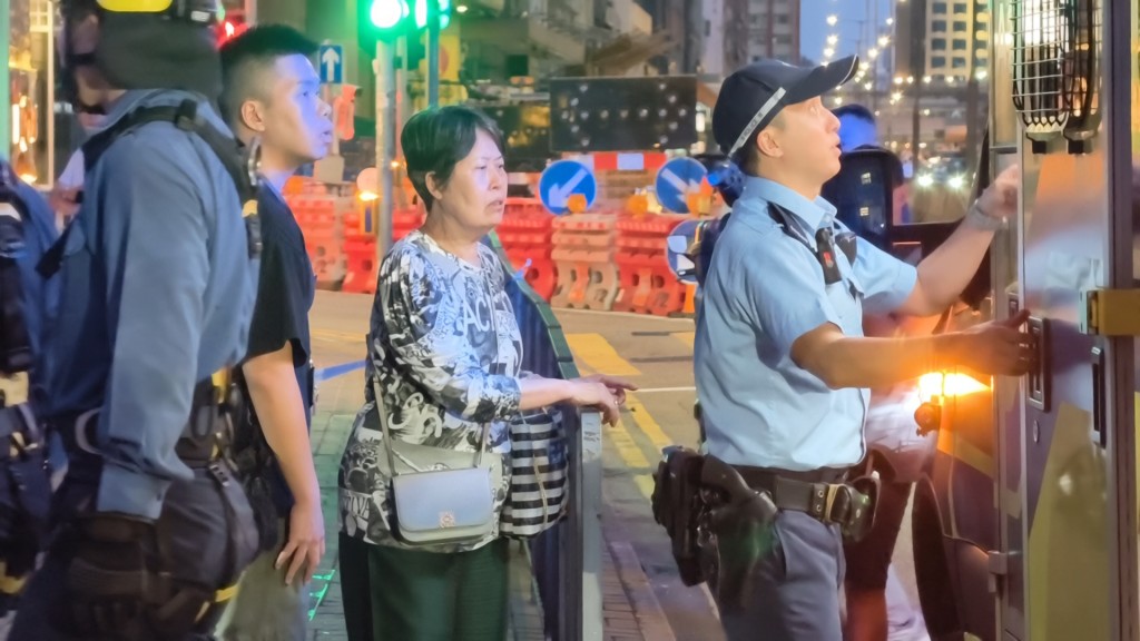 男子的親友在旁,憂心忡忡。 男子的親友在旁,憂心忡忡。