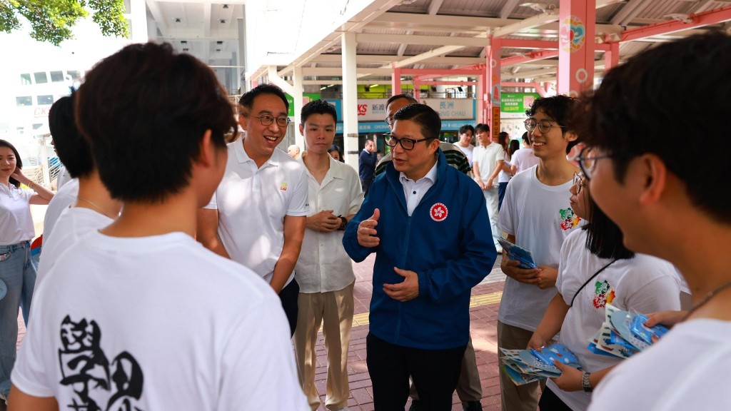 立法會選舉2025︱鄧炳強走訪屯門、中環社區 鼓勵首投族用手中一票參與香港未來