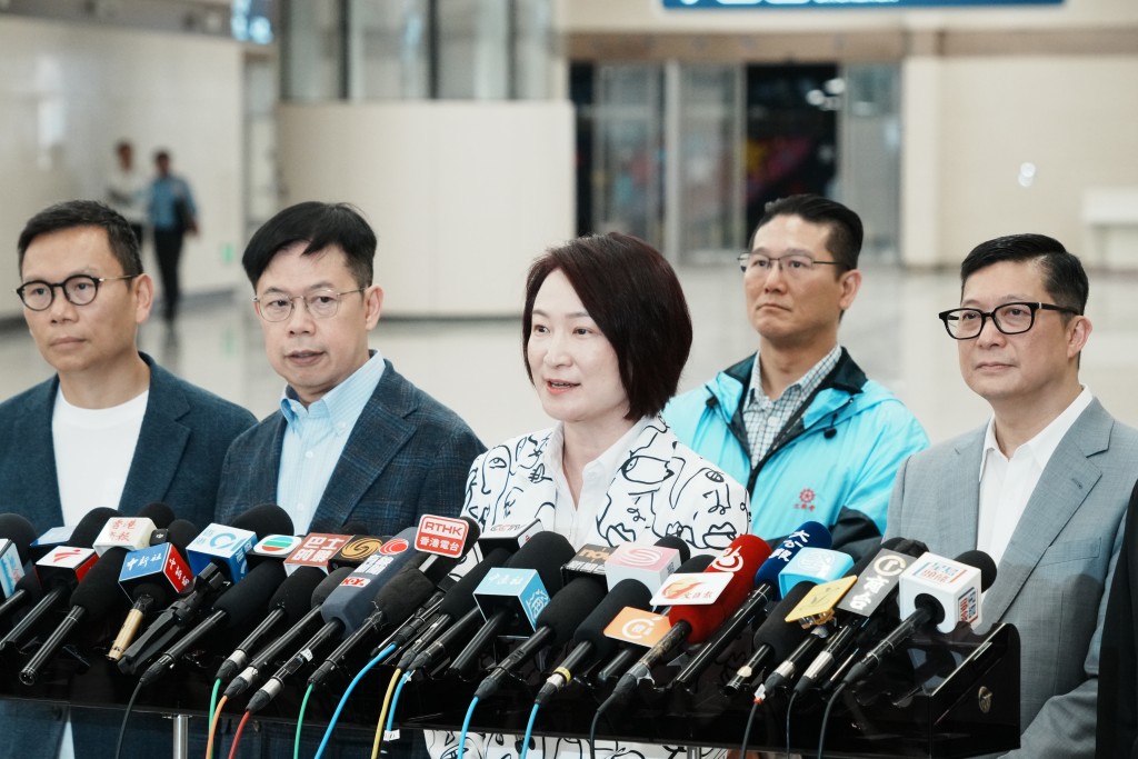 立法會主席李慧琼表示,感謝中央對重建皇崗口岸的大力支持及特區政府的努力,形容今日實地了解新口岸的情況後感到非常震撼。 立法會主席李慧琼表示,感謝中央對重建皇崗口岸的大力支持及特區政府的努力,形容今日實地了解新口岸的情況後感到非常震撼。
