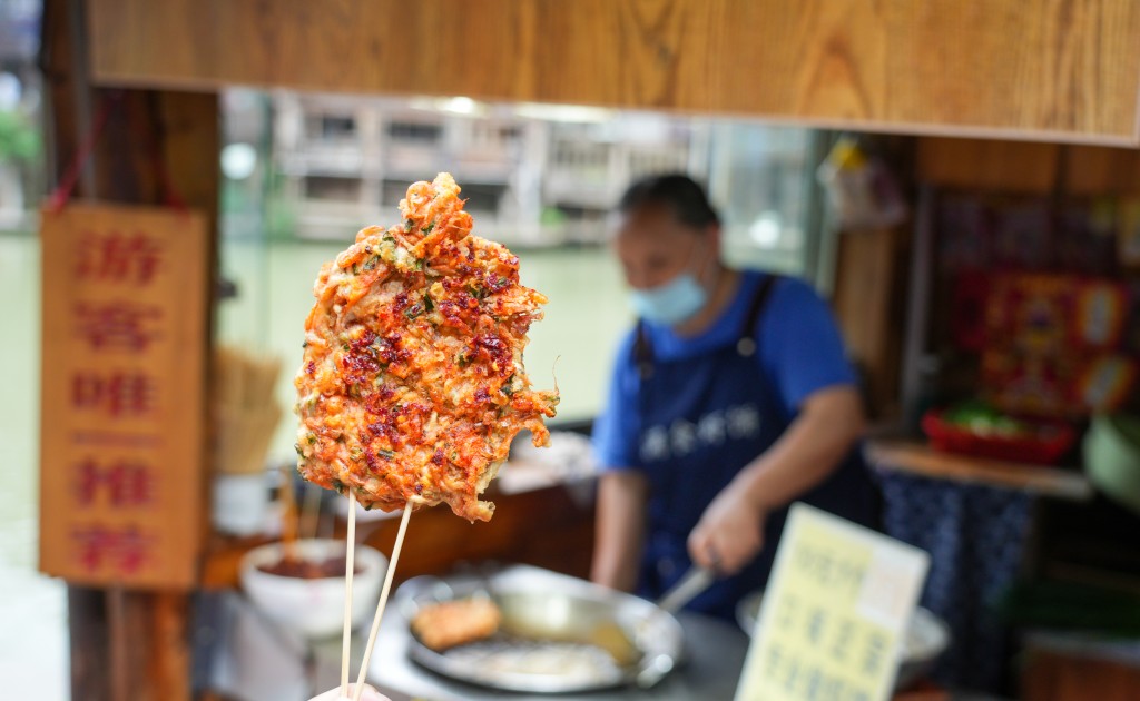 连本地人都推介的小店「满食虾饼」选用新鲜河虾