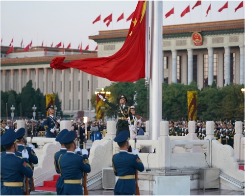 升旗儀式在早上6時10分舉行。新華社