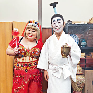 志村健憑「蠢才殿下」一角而走紅。