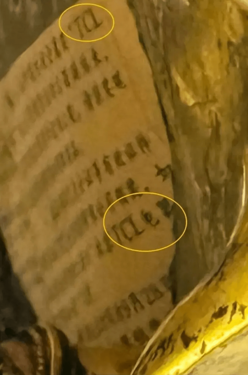 明代鎏金觀音菩薩像上現TCL廣告字樣。 明代鎏金觀音菩薩像上現TCL廣告字樣。