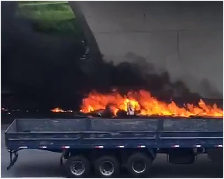 直升機失事撞到貨櫃車後起火爆炸,小圖為博埃卡特。網圖