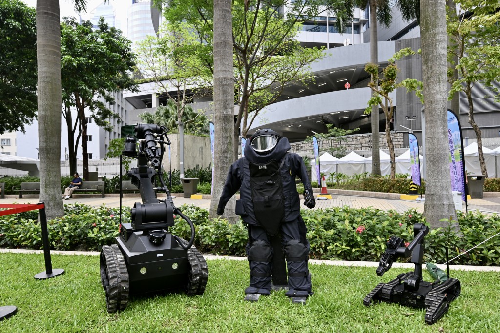 現場展出不同部門精良裝備，包括警務處爆炸品處理課的工具車及防爆服。