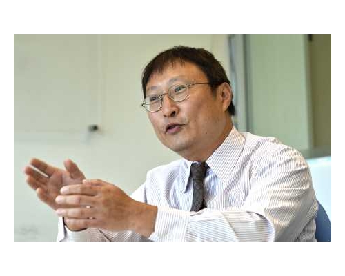 衞生防護中心前總監曾浩輝幫政府社交媒體專頁「添馬台」拍片，呼籲市民繼續堅持，保持社交距離和做好個人衞生。資料圖片