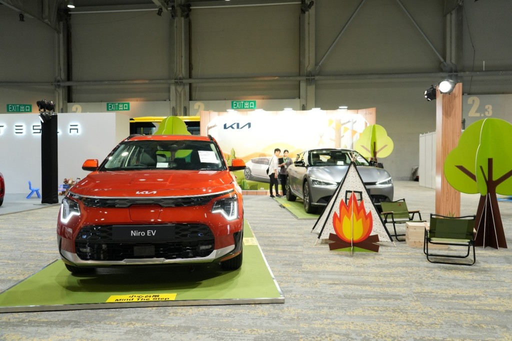 IMX CARnival香港國際汽車嘉年華展出各大品牌的熱賣家庭車及電動車。