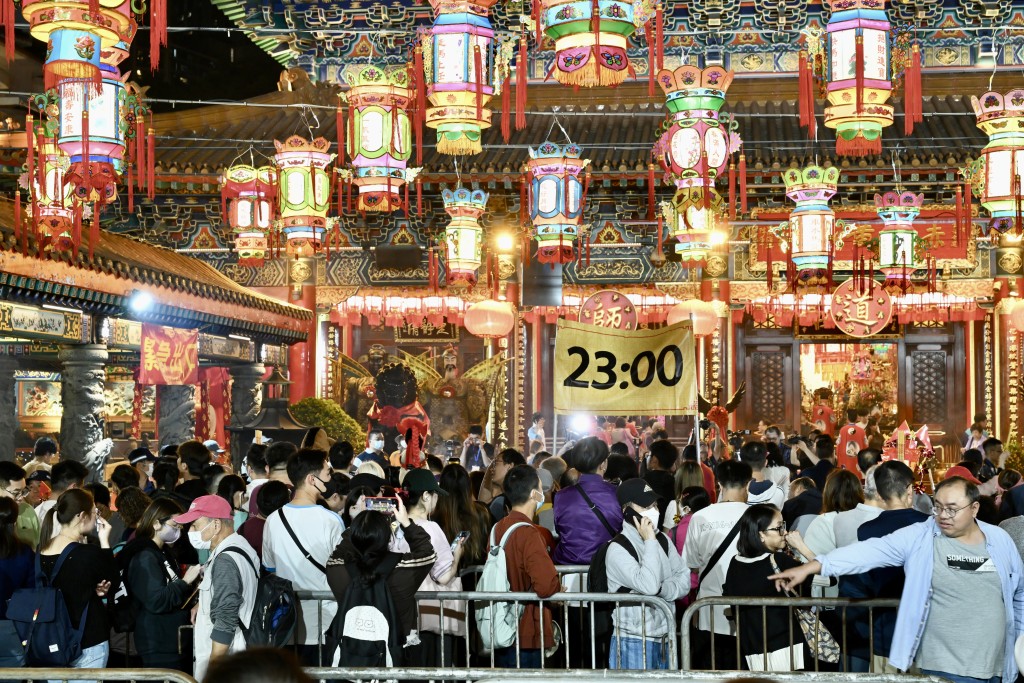 大批善信晚上在黃大仙祠等候子時到來上頭炷香。