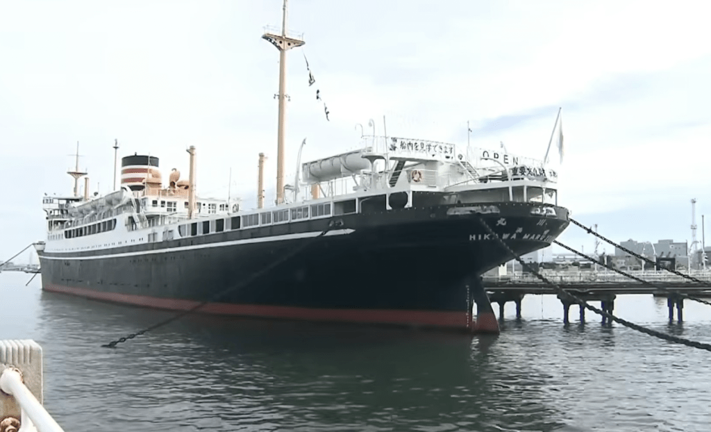 《富士新聞網》（FNN）報道，1日上午約10時，一名路人在山下公園靠近二戰時期保存至今的商船「冰川丸」附近海面上，發現一具赤裸的軀幹漂浮水面，嚇得立即報警。FNN畫面截圖