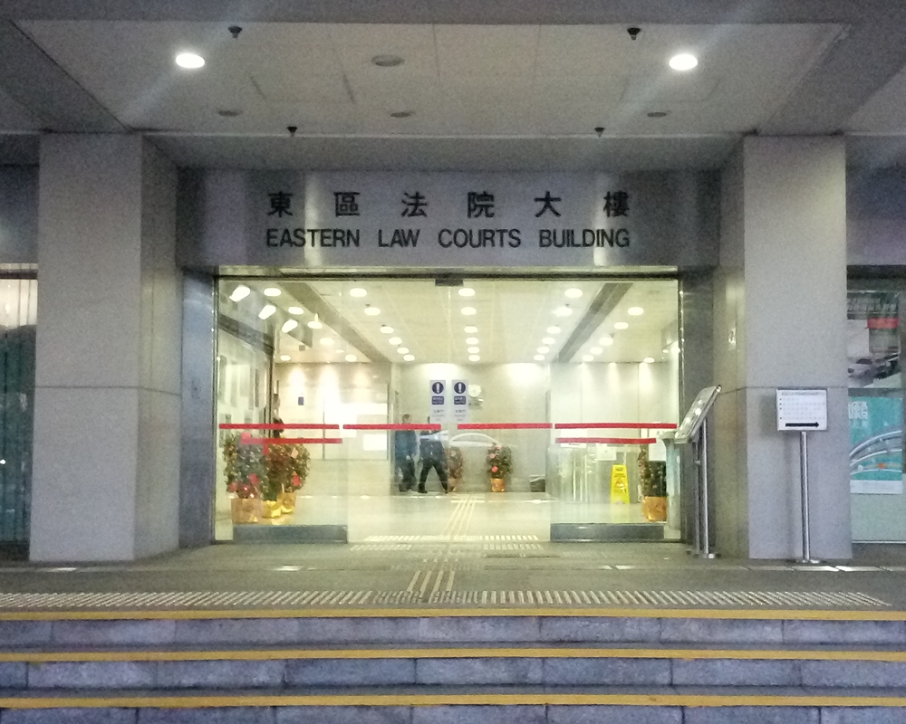 兩名男子涉嫌上月初在香港仔的行人天橋傷害一名大公報記者,被控傷人罪,今日於東區裁判法院提堂。