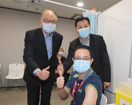 陳帆了解九巴員工及家屬接種新冠疫苗的情況。