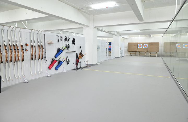 射箭場設有十八米長的標準室內射箭賽道供大家體驗。