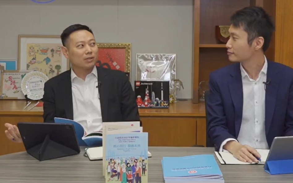 徐英偉晚上開live,回應網民提問。