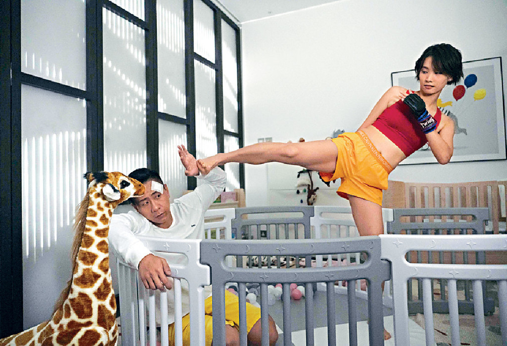 ■戲中Jenny（阿談）經常對偷食老公「灰熊」（朱康）拳打腳踢。