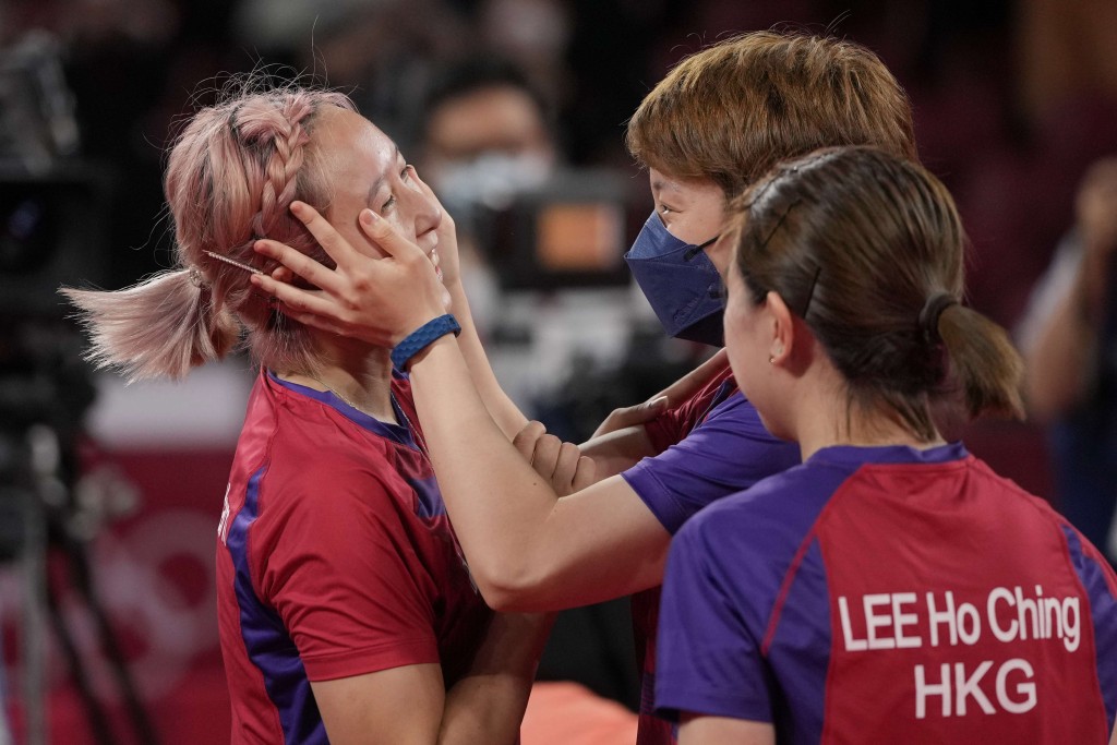 杜凯琹捧住苏慧音的脸庆祝。 AP