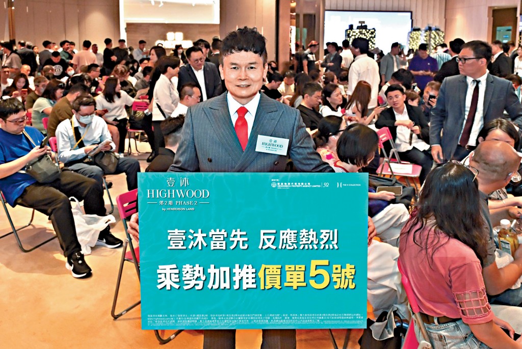 壹沐2期昨日進行次輪銷售，場面氣氛熱鬧，推出50伙僅1個半小時即告沽清。圖為恒基林達民。
