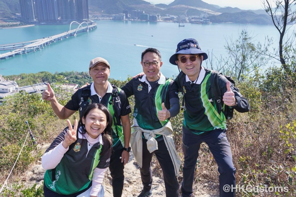 海關關長陳子達昨日與多位東盟成員國駐港總領事前往油塘炮台山清潔郊野山徑。香港海關facebook圖片 海關關長陳子達昨日與多位東盟成員國駐港總領事前往油塘炮台山清潔郊野山徑。香港海關facebook圖片