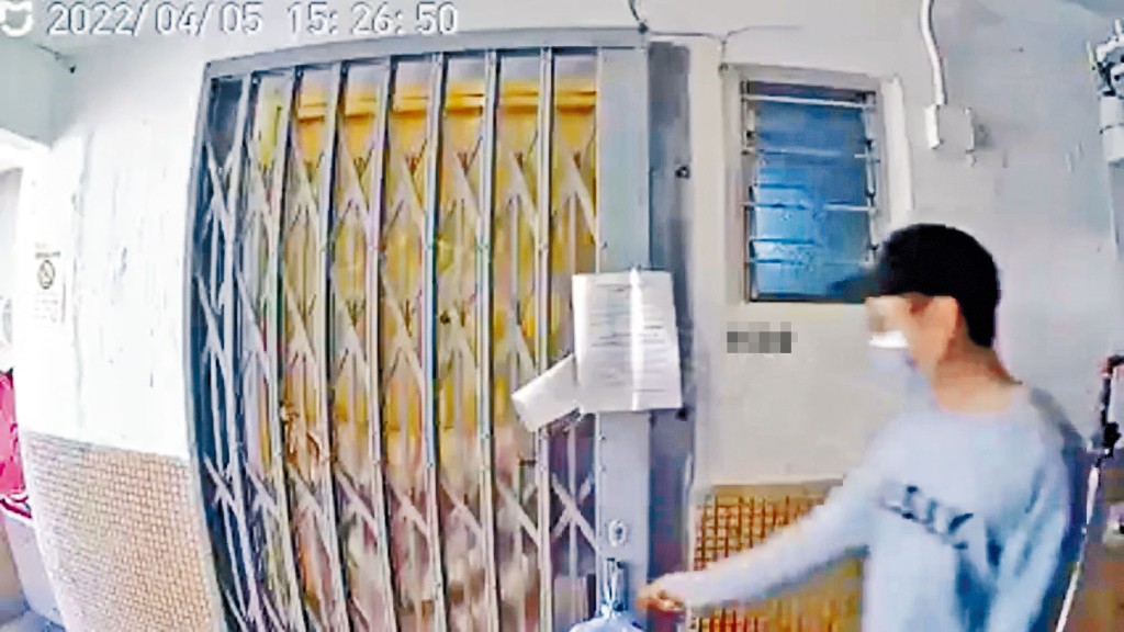 貪心男閃電偷走掛於鐵閘外的防疫包。