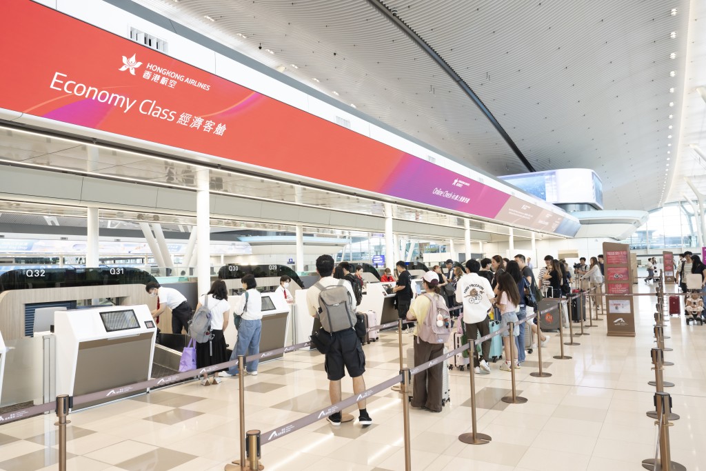 香港航空成為首家航空公司將其旅客登記櫃檯由一號客運大樓遷往二號客運大樓。 香港航空成為首家航空公司將其旅客登記櫃檯由一號客運大樓遷往二號客運大樓。