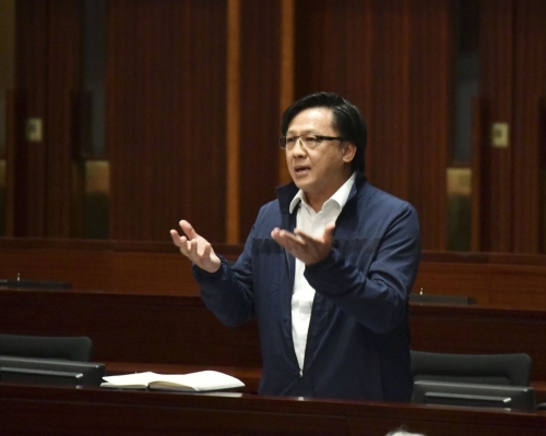 議員何君堯稱呼中大學生為「曱甴」。