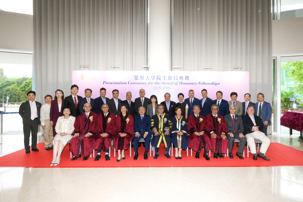 沈向洋(前排中)連同科大顧問委員會主席廖長城(前排左五)及葉玉如(前排右五)等多名科大高層,與5名新任榮譽大學院士合照。科大提供 沈向洋(前排中)連同科大顧問委員會主席廖長城(前排左五)及葉玉如(前排右五)等多名科大高層,與5名新任榮譽大學院士合照。科大提供