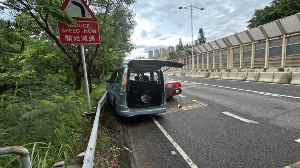 將軍澳的士爆胎,司機下車查看遭七人車撞斃。蔡楚輝攝 將軍澳的士爆胎,司機下車查看遭七人車撞斃。蔡楚輝攝