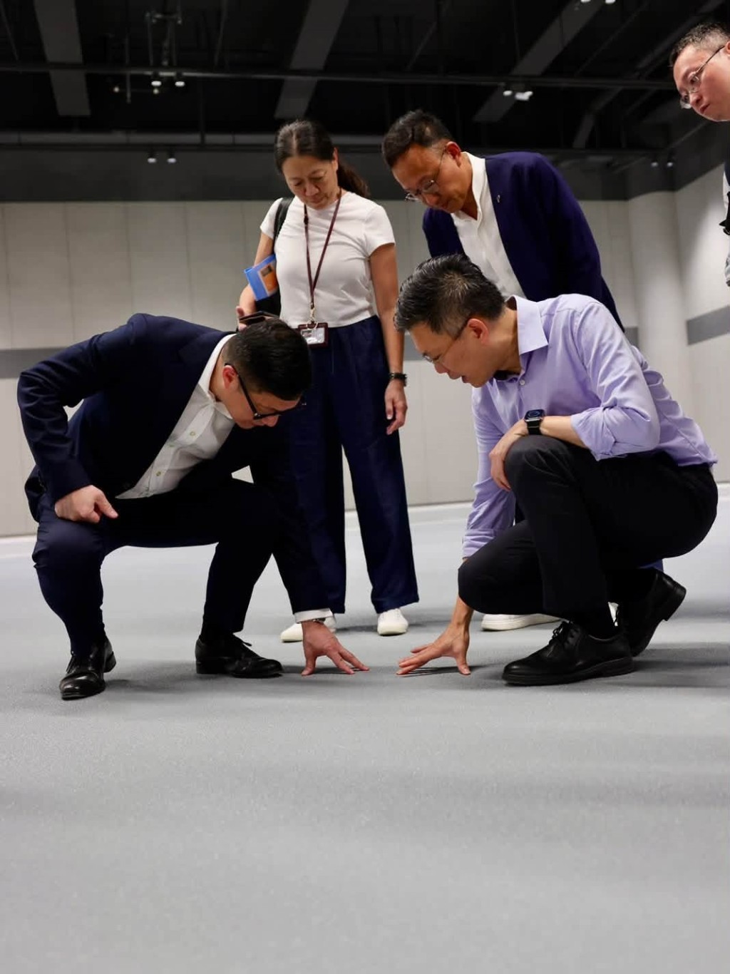 鄧炳強指新皇崗口岸公共運輸交匯處路面已經鋪設防滑物料。 鄧炳強指新皇崗口岸公共運輸交匯處路面已經鋪設防滑物料。