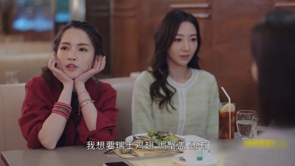 陈若思（左）于剧中演何依婷妹妹。