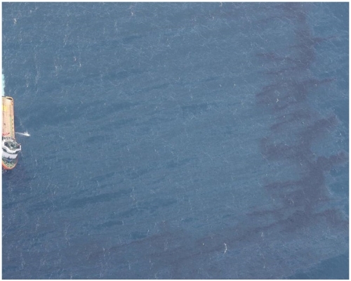 「桑吉號」附近海域出現可見清晰的油污帶。