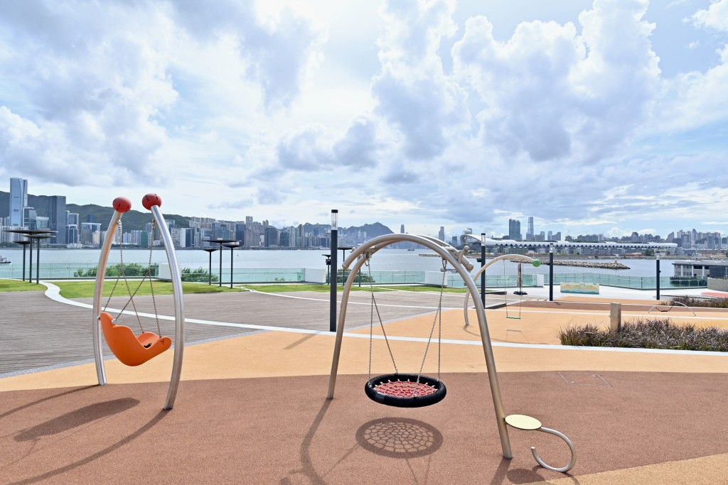 公园园景平台上设有儿童游乐设施。政府新闻处图片