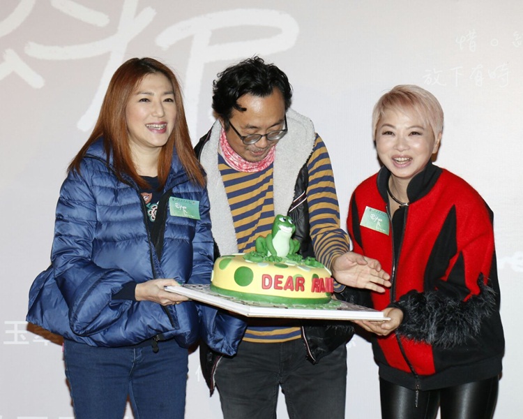 关宝慧仲送上生日蛋糕