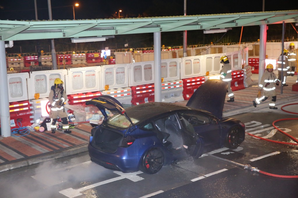 粉嶺公路Tesla電動車冒煙起火。