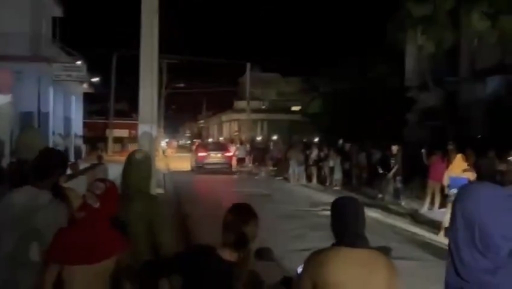 古巴各地持續停電,民眾摸黑上街叫囂或敲盆抗議。 X@sgtnewsnetwork 古巴各地持續停電,民眾摸黑上街叫囂或敲盆抗議。 X@sgtnewsnetwork