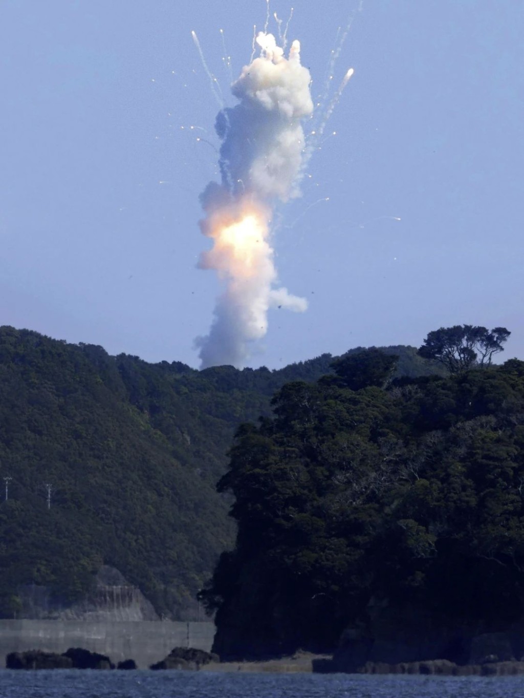 日本SpaceOne公司火箭试飞发生爆炸，冒出火光和浓烟。 AP