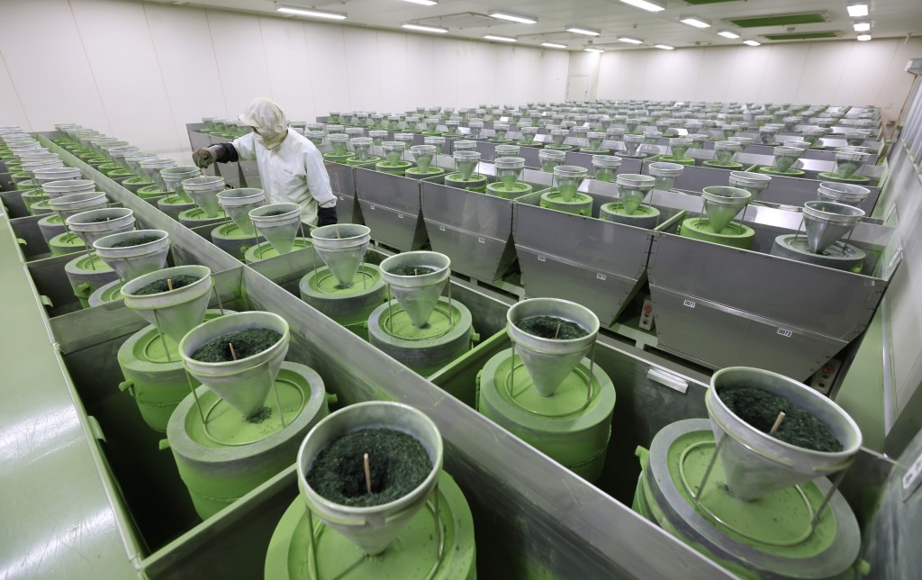 日本京都宇治的抹茶研磨機。路透社