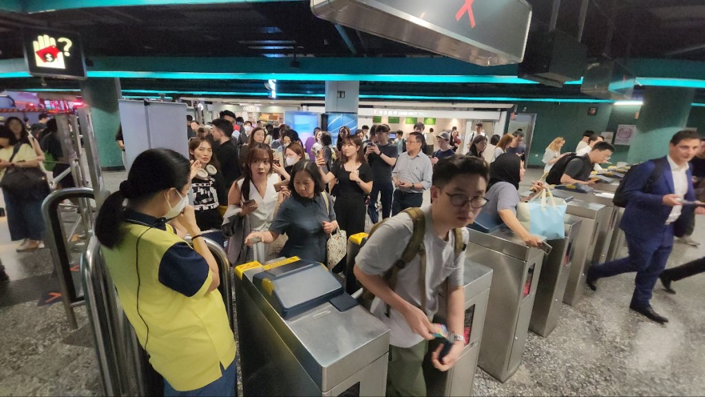 鰂魚涌站內擠滿乘客。黃文威攝 鰂魚涌站內擠滿乘客。黃文威攝