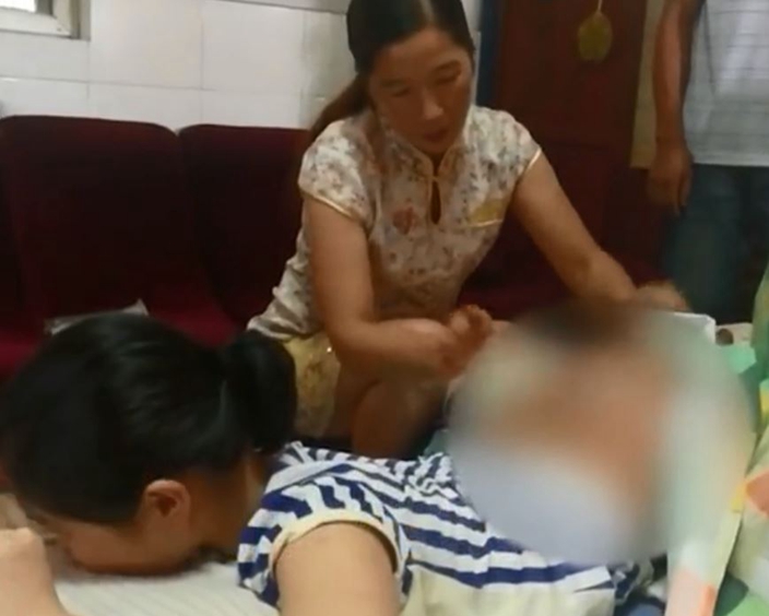 母親看見女兒的痛苦心如刀割,堅次每日為女兒按摩。網圖