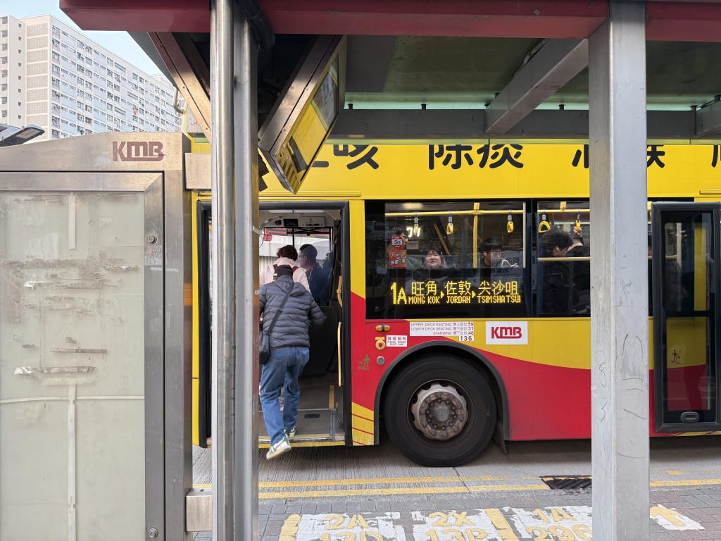 「麗晶花園（太子道東）」巴士站提供超過20條路線。