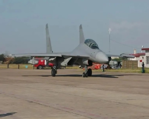 殲-16D電子戰機是國產殲-16戰機系列中最新研製型號。網圖