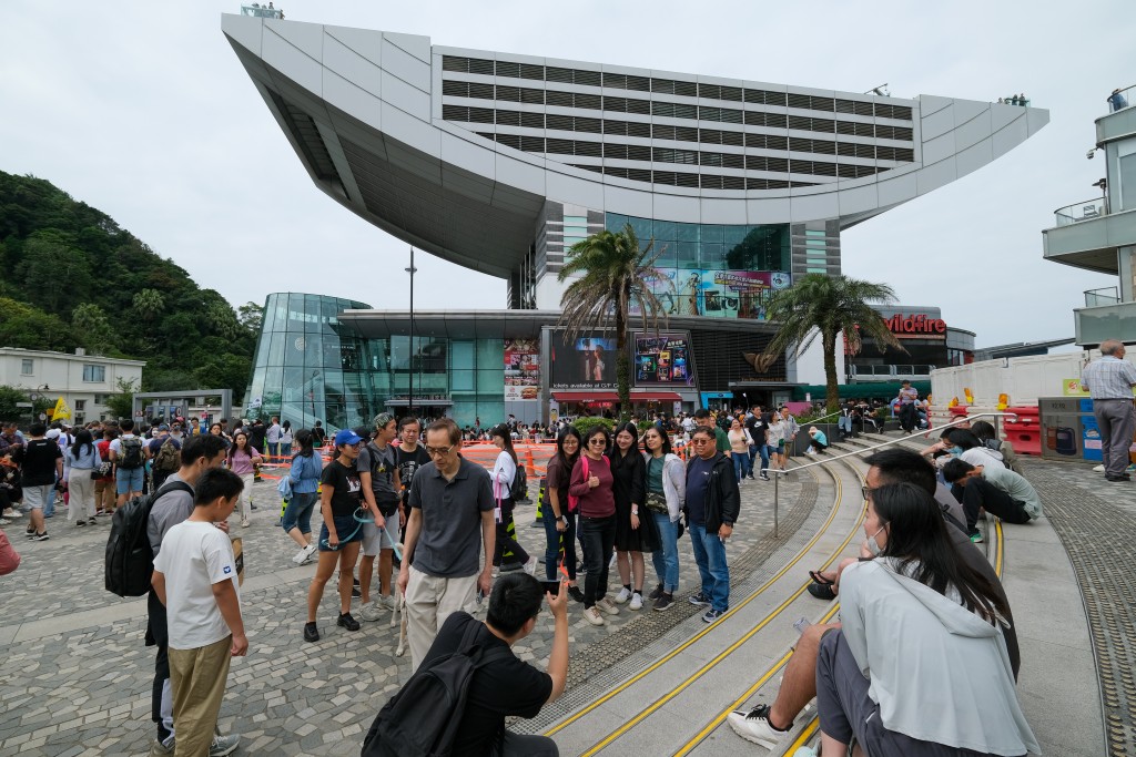 現時山頂空置率上升，部分是因為華人租客對於山頂濕度高而不感興趣。