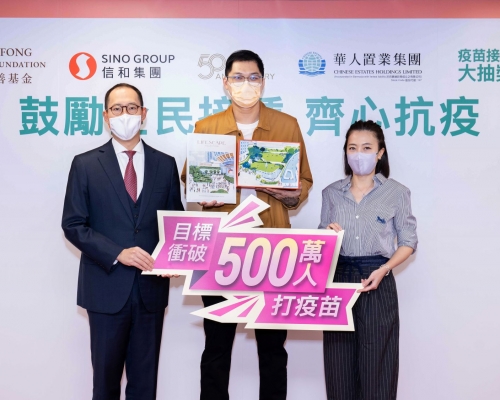 終極大獎得獎者35歲廚師李先生(中)表示,抽中凱滙單位將會選擇自住。