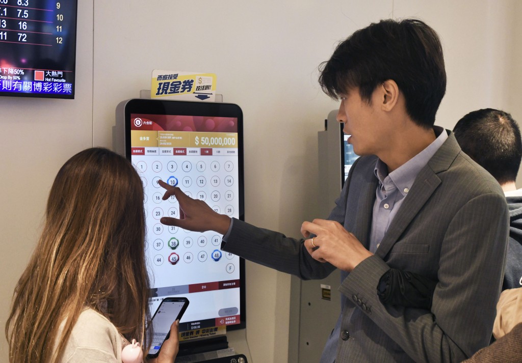 第44期六合彩今晚（4月23日）搅珠，若以10元一注独中，头奖奖金高达2,000万元。资料图片