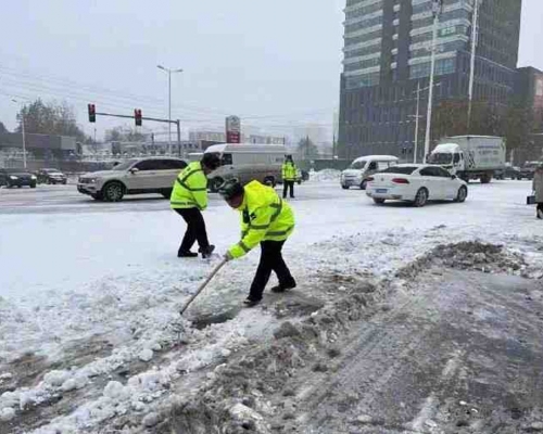 瀋陽的交警們在各個路段幫助受困車輛。