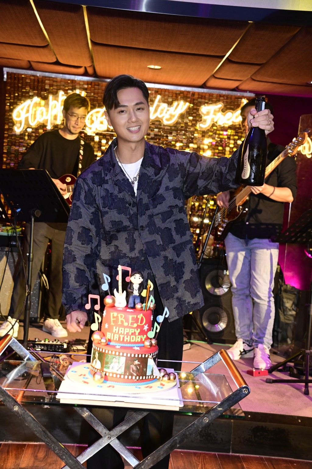 郑俊弘与粉丝一齐庆祝生日。