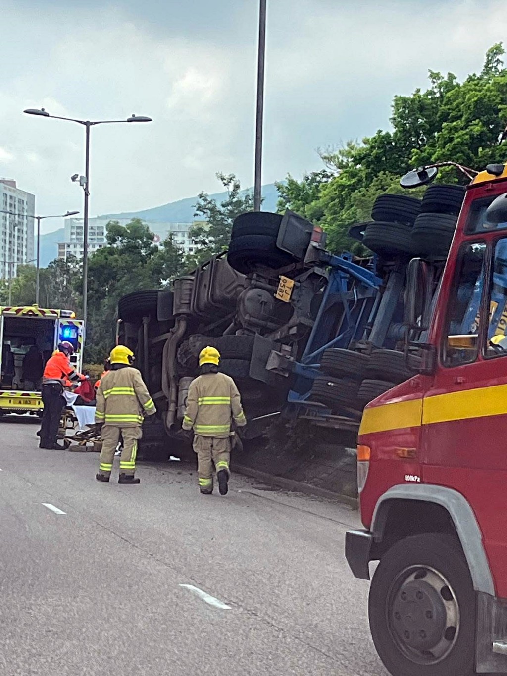 大埔完善路發生貨櫃車翻側意外。fb:香港公共交通智庫 大埔完善路發生貨櫃車翻側意外。fb:香港公共交通智庫