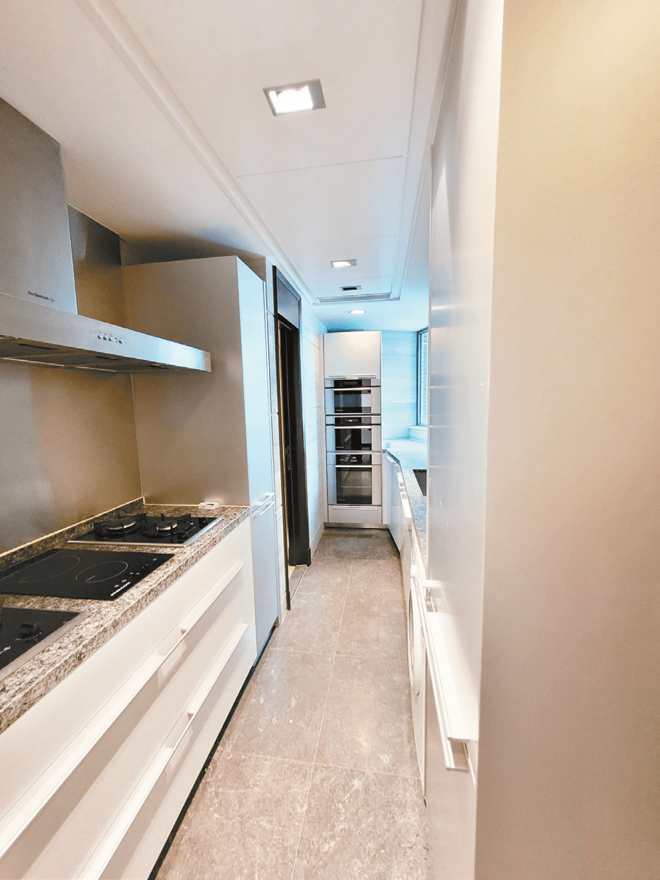 厨房备餐空间充足，另设多组厨柜，储物空间充足。