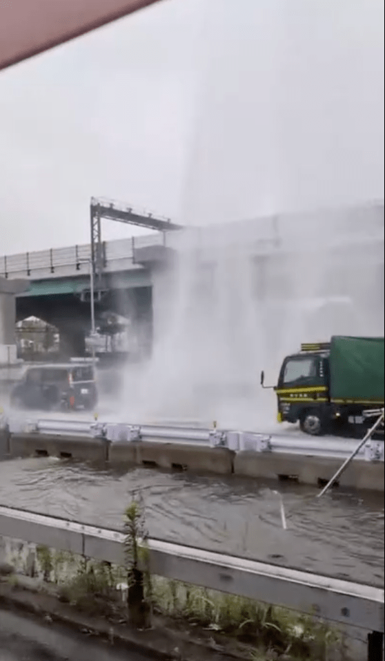 在大阪市東區，地底排水管噴出粗壯水柱，高度甚至超過高架道路。X影片截圖