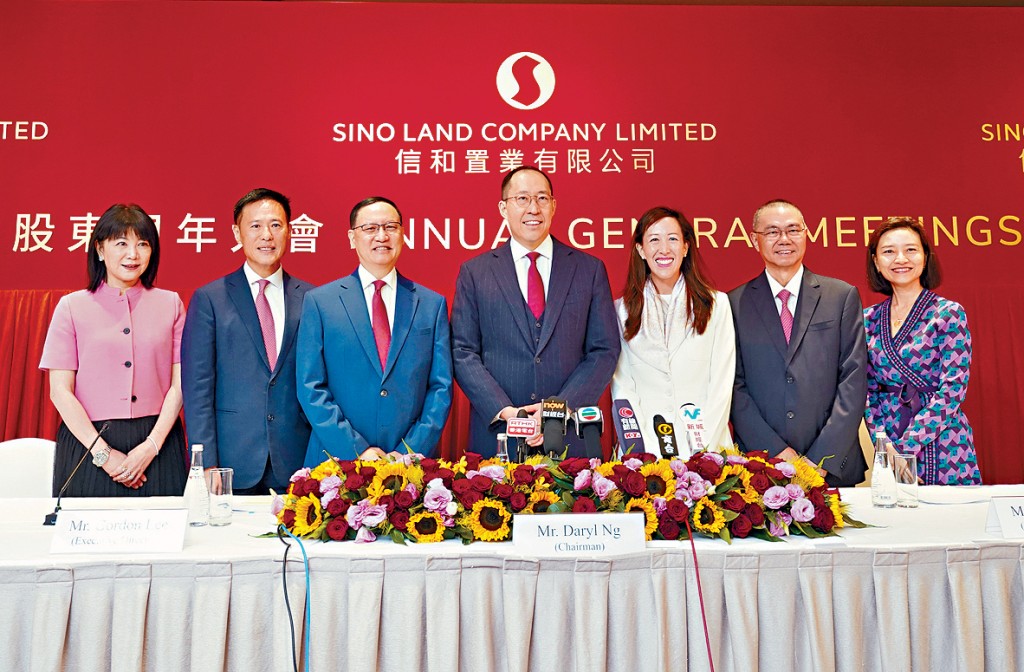 黃永光(中)是港樓市「大好友」，他近期已接任信和主席。