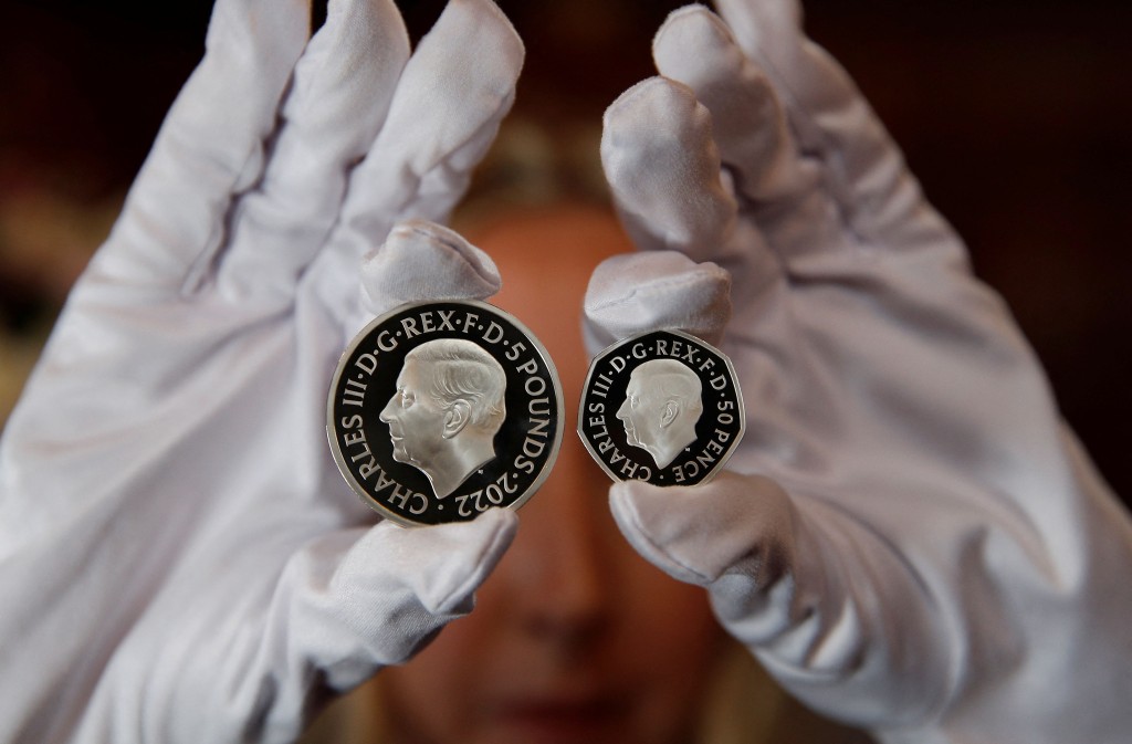 新硬币上的查理斯三世头像没有戴上皇冠。路透