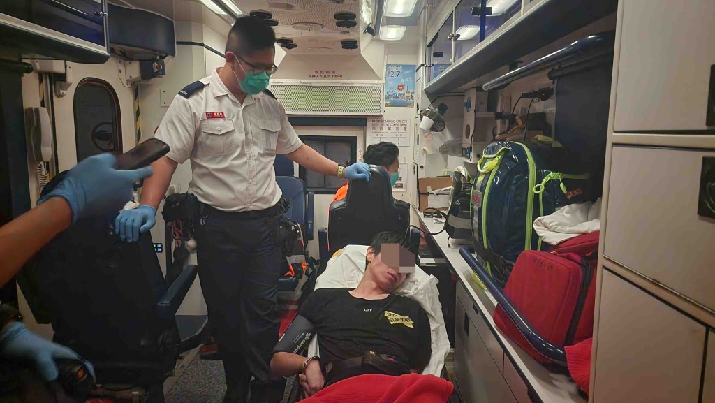 男疑犯被鎖上手銬，被送往醫院治理。